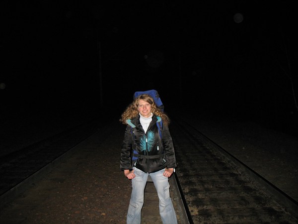 Ольга пешком две остановки поезда.